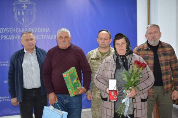 Державні нагороди загиблих воїнів із Дубенщини передали їхнім рідним (ФОТО) - INFBusiness
