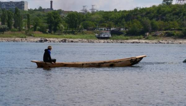 У Запоріжжі на воду спустили човен-довбанку, виготовлений у заповіднику «Хортиця» - INFBusiness