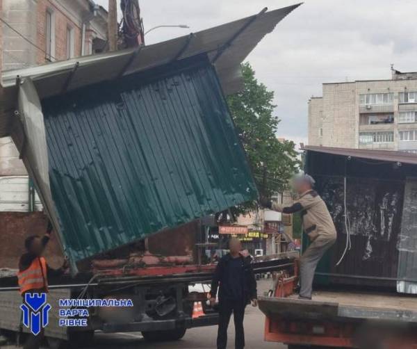 Біля ринку у Рівному зносили нелегальні кіоски (ФОТО) - INFBusiness