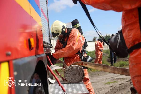 У Рівному рятувальники тренувалися ліквідовувати пожежу з витоком аміаку - INFBusiness