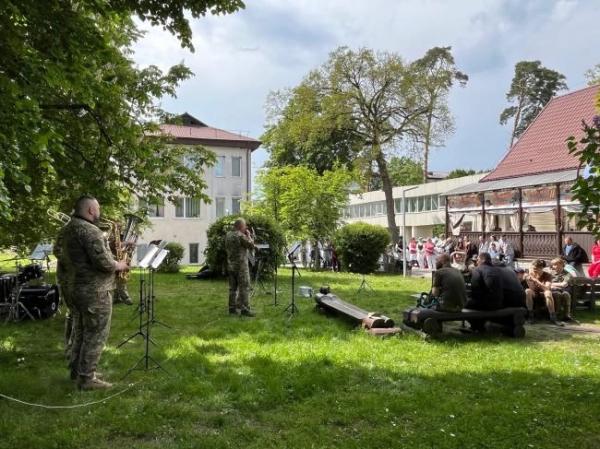 Оркестр ОК «Захід» виступив для пацієнтів Рівненського обласного госпіталю ветеранів війни (ФОТО) - INFBusiness