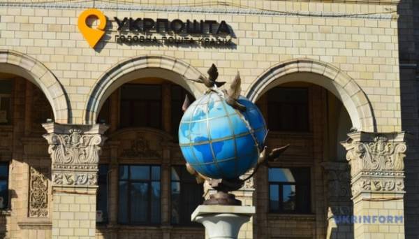 Укрпошта презентує марку на честь Мистецького арсеналу Фото 30.05.2025 09:15 Укрінформ Із 9:00 до 20:00 30 травня у Києві на головпоштамті відбувається спеціальне погашення поштової марки "20 років Мистецькому арсеналу". Укрпошта презентує марку на честь Мистецького арсеналу - INFBusiness