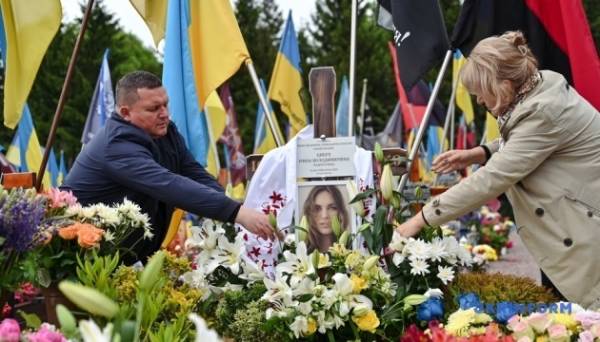 Бандуристка Марина Круть присвятила нагороду «Жінка України» загиблій госпітальєрці Ірині Цибух - INFBusiness