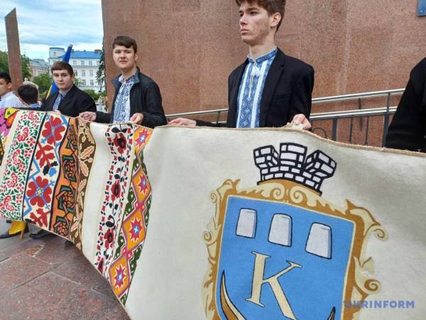 Франківський краєзнавчий музей отримав 11-метровий «Рушник єдності» - INFBusiness