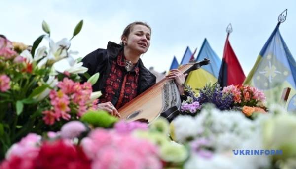 Бандуристка Марина Круть присвятила нагороду «Жінка України» загиблій госпітальєрці Ірині Цибух - INFBusiness