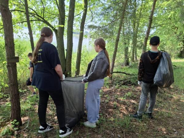Близько 2 тонн сміття зібрали з берегів озера на Рівненщині (ФОТО) - INFBusiness