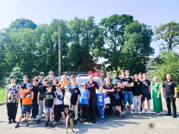 Діти реабілітологів із Сумщини побували на екскурсії в Сарненському відділі поліції - INFBusiness