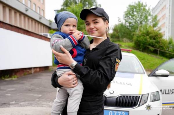 Поліцейські відвідали пацієнтів дитячої лікарні у Рівному (ФОТО) - INFBusiness