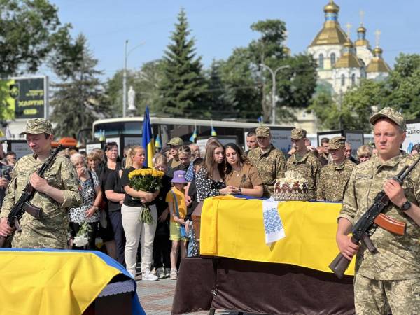 У Рівному попрощалися з полеглими захисниками Павлом Поліщуком та Володимиром Цекларем - INFBusiness