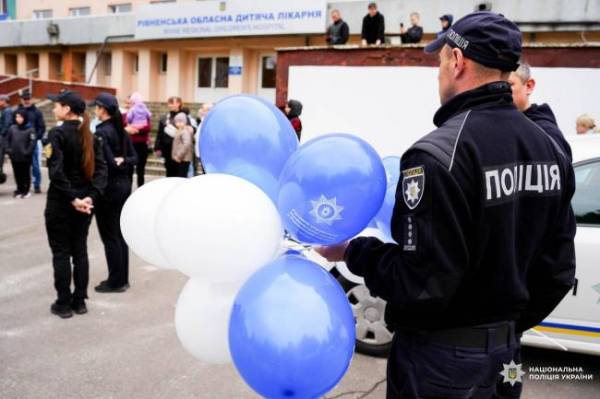 Поліцейські відвідали пацієнтів дитячої лікарні у Рівному (ФОТО) - INFBusiness