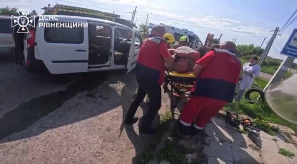 У Дубні рятувальники деблокували водія з понівеченого авто після ДТП (ВІДЕО) - INFBusiness