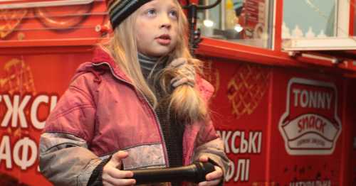 Юна співачка Настя Петрик співала в переході заради сиріт (фото, відео) - INFBusiness