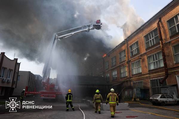 Вогонь охопив дах триповерхової будівлі: деталі пожежі у Рівному (ВІДЕО) - INFBusiness