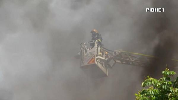 Що кажуть очевидці про пожежу на даху колишнього заводу «Газотрон» у Рівному (ВІДЕО) - INFBusiness