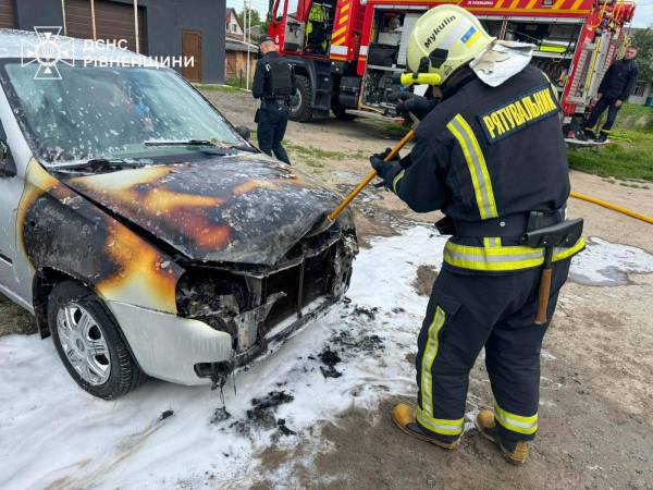 У Млинові рятувальники швидко загасили пожежу в моторному відсіку авто - INFBusiness
