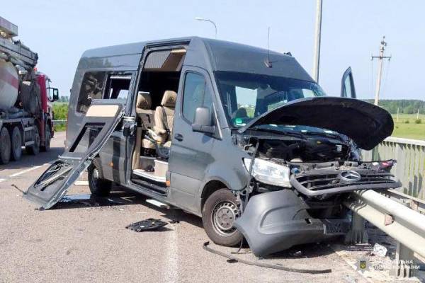 На Сарненщині водій мікроавтобуса протаранив відбійник: двоє людей отримали тяжкі травми - INFBusiness