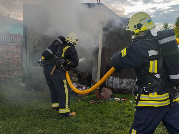Пожежа в металевому вагончику на Млинівщині: рятувальники працювали понад годину - INFBusiness