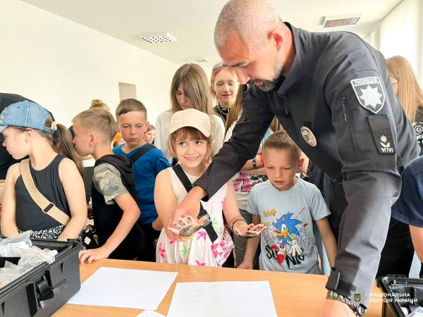 Діти реабілітологів із Сумщини побували на екскурсії в Сарненському відділі поліції - INFBusiness