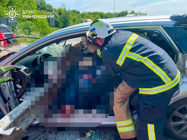 На трасі Київ-Чоп рятувальники визволили водія з понівеченого авто після ДТП - INFBusiness