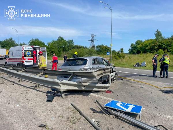 На трасі Київ-Чоп рятувальники визволили водія з понівеченого авто після ДТП - INFBusiness