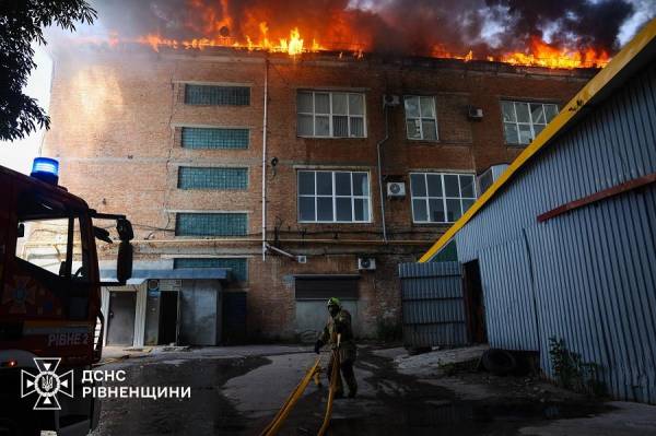 Вогонь охопив дах триповерхової будівлі: деталі пожежі у Рівному (ВІДЕО) - INFBusiness