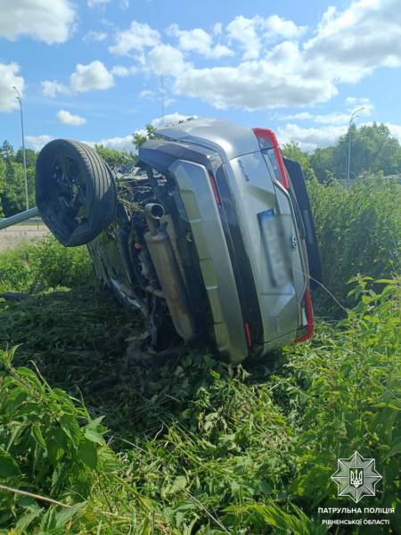 У Бабині водійка Toyota уникла зіткнення: авто опинилося в кюветі - INFBusiness