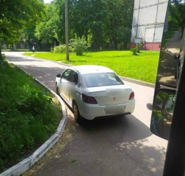 Комунальники просять рівнян: не блокуйте дорогу сміттєвозам і спецслужбам