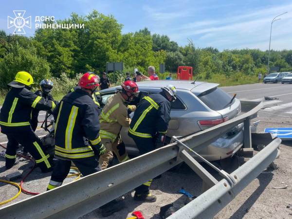 На трасі Київ-Чоп рятувальники визволили водія з понівеченого авто після ДТП - INFBusiness