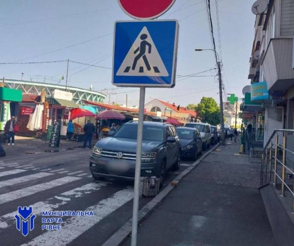 Інспектори Рівного винесли майже 800 постанов за паркування за тиждень - INFBusiness