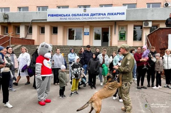Поліцейські відвідали пацієнтів дитячої лікарні у Рівному (ФОТО) - INFBusiness