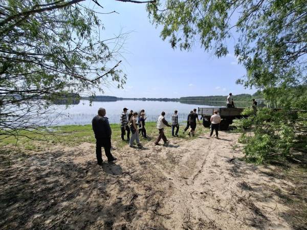 Близько 2 тонн сміття зібрали з берегів озера на Рівненщині (ФОТО) - INFBusiness