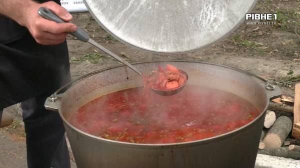 Козацький, веганський і шевченківський: на Рівненщині пройшов фестиваль борщу (ВІДЕО) - INFBusiness