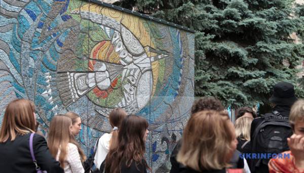 У Києві відтворили мозаїку Алли Горської «Боривітер», яку окупанти пошкодили у Маріуполі - INFBusiness