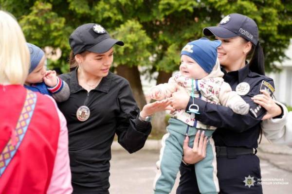 Поліцейські відвідали пацієнтів дитячої лікарні у Рівному (ФОТО) - INFBusiness
