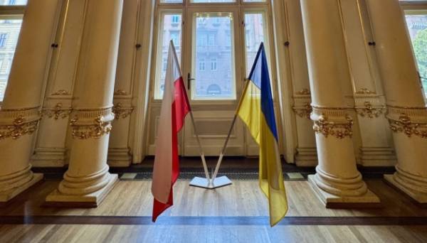 Театр у Кракові через погрози переніс український прапор з фасаду будівлі всередину приміщення - INFBusiness