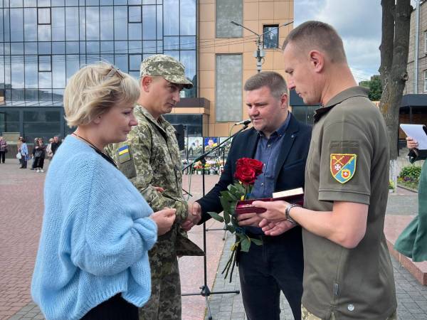 У Костополі родини полеглих захисників одержали їхні посмертні ордени - INFBusiness