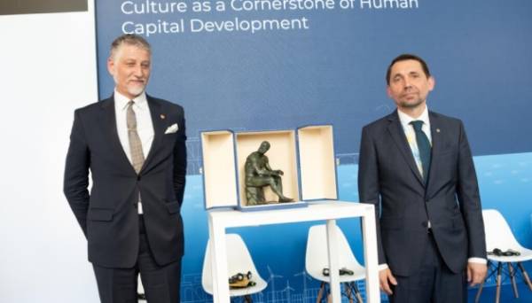 Міністр культури Італії передав Україні копію скульптури «Боксер у спокої» - INFBusiness