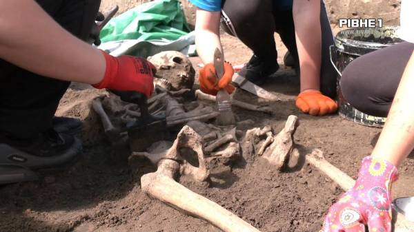 Масове поховання у Пересопниці: археологи знайшли 19 скелетів людей (ВІДЕО) - INFBusiness