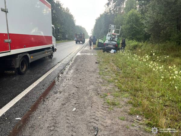 Поблизу Костополя легковик зіткнувся з вантажівкою: водій у реанімації - INFBusiness