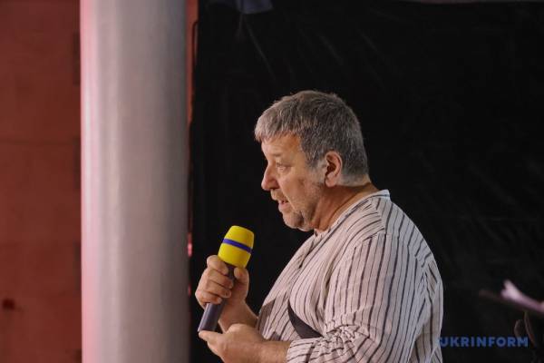 У Харкові пройшов благодійний вечір, де збирали кошти на облаштування сцени в укритті театру «Березіль» - INFBusiness