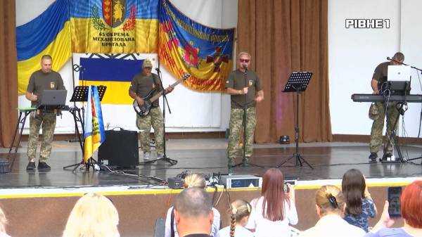 Боронять країну та співають для українців. У Рівному пройшов концерт військовослужбовців 65 окремої механізованої бригади "Великий луг". Воюють і співають: У Рівному пройшов концерт 65 ОМБр "Великий луг" (ВІДЕО) - INFBusiness