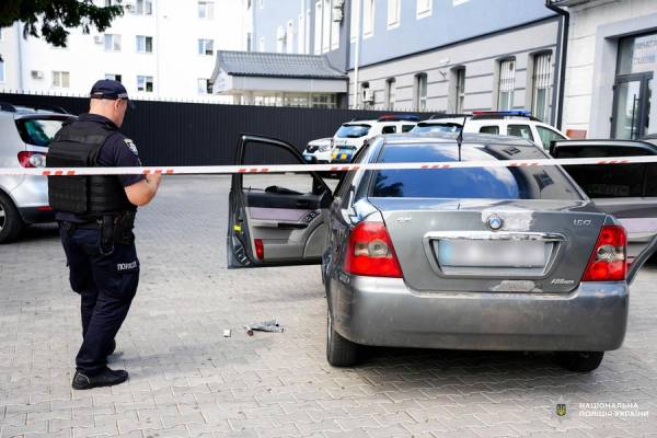 У Рівному водій так втікав від поліції, що заїхав прямо у двір райвідділу (ФОТО) - INFBusiness
