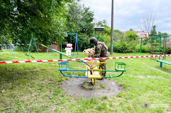 Підозрілі іграшки на дитячому майданчику у Рівному перевірили вибухотехніки - INFBusiness