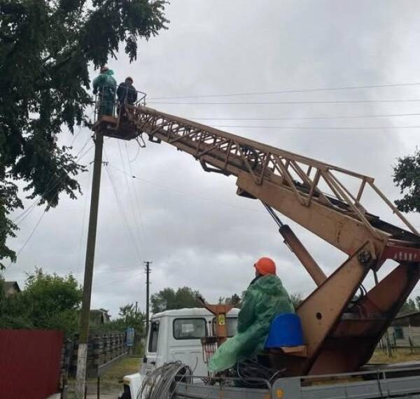 На Рівненщини негода залишила майже шість тисяч абонентів без електроенергії