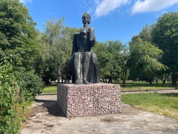 У Рівному оновили скульптуру «Ткалі» біля «Текстильника» - INFBusiness