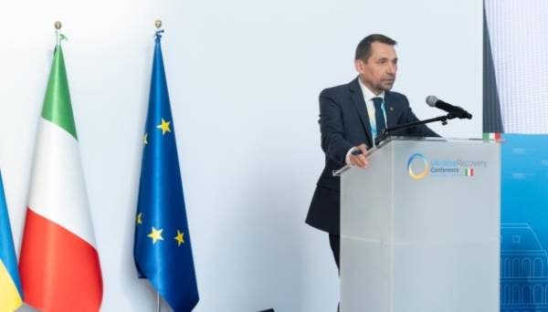 Точицький у Римі обговорив з міжнародними партнерами ініціативи з підтримки української культури 11.07.2025 15:30 Укрінформ Міністр культури та стратегічних комунікацій Микола Точицький у рамках Конференції з відновлення у Римі обговорив з колегами з різних країн та міжнародними партнерами шляхи інтеграції потреб української культури у програми відбудови та міжнародної підтримки. Точицький у Римі обговорив з міжнародними партнерами ініціативи з підтримки української культури - INFBusiness