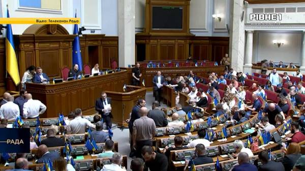 З автократії в демократію і назад: У Рівному відбувся мітинг проти скандального законопроєкту (ВІДЕО) - INFBusiness