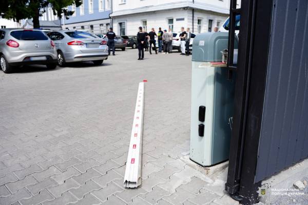 У Рівному водій так втікав від поліції, що заїхав прямо у двір райвідділу (ФОТО) - INFBusiness