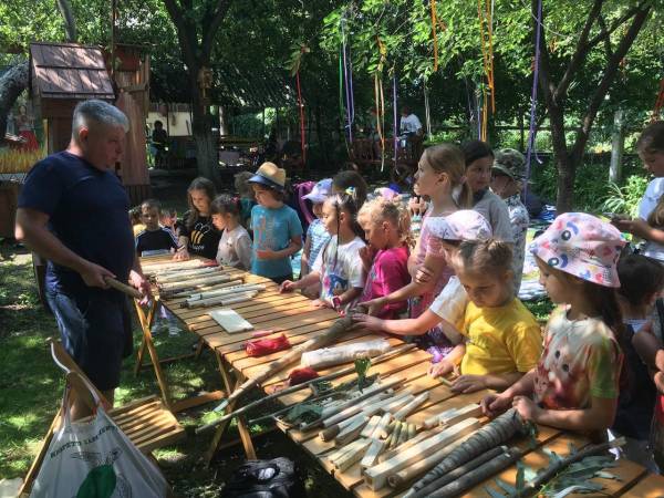 Ляльки-мотанки, дудки-викрутки та ткацтво: як етнотабір у Рівному зацікавив дітей народною культурою - INFBusiness