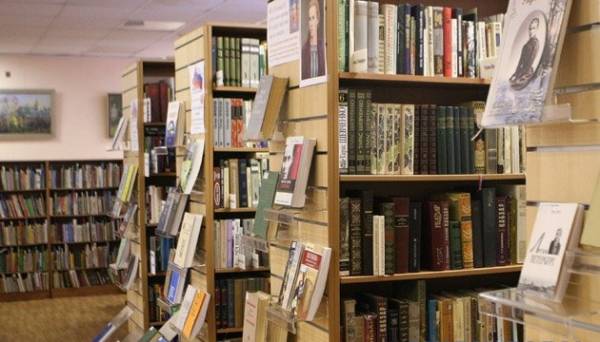 Громадянка Німеччини передала вісім історичних книг бібліотекам України - INFBusiness